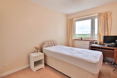 2 bedroom flat to rent, Grove Road, Surbiton