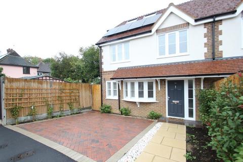 4 bedroom townhouse to rent, Whitemore Road, Guildford GU1