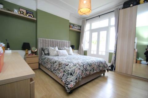 1 bedroom flat for sale, Ramuz Drive, Westcliff On Sea