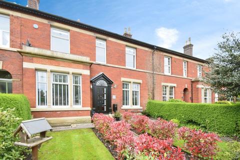 4 bedroom terraced house for sale, Manchester Road, Bury, BL9