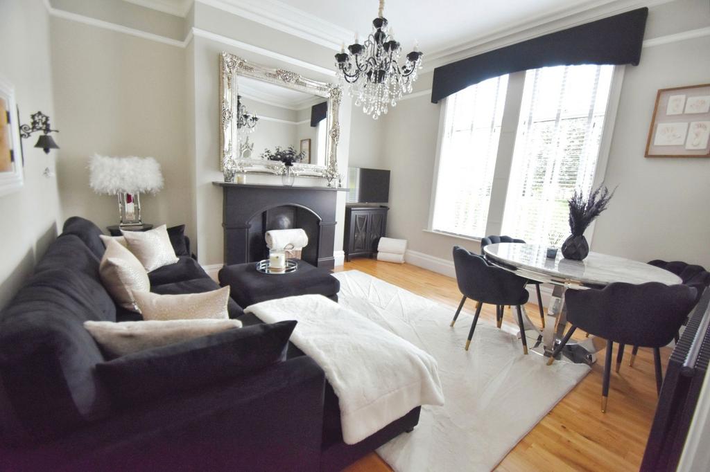 Lounge/Dining Room