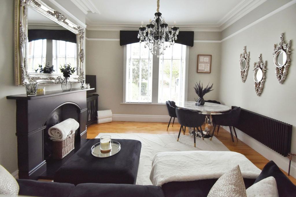 Lounge/Dining Room