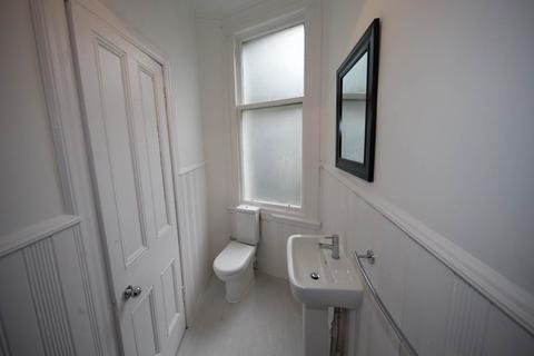 2 bedroom flat to rent, Whitehall Crescent , ,