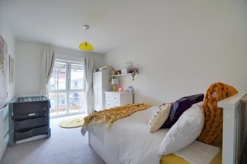2 bedroom apartment for sale, at 13 Monmouth Court, Coopers Road, London SE1