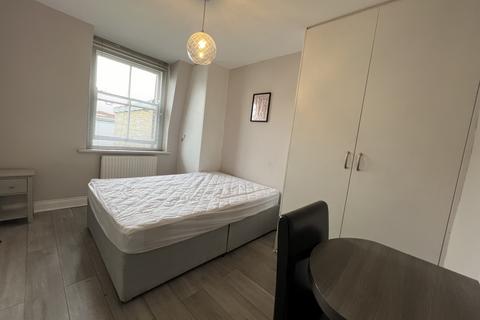 Studio to rent, Carltone House, Finchley Road, London, NW3