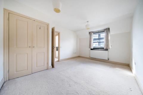 2 Chamberlain Close, Carterton, OX18 3FT