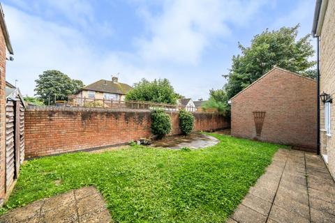 2 Chamberlain Close, Carterton, OX18 3FT
