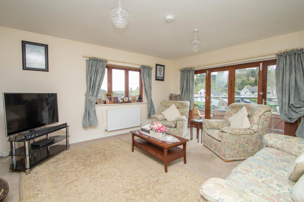 Spacious Sitting Room with Balcony