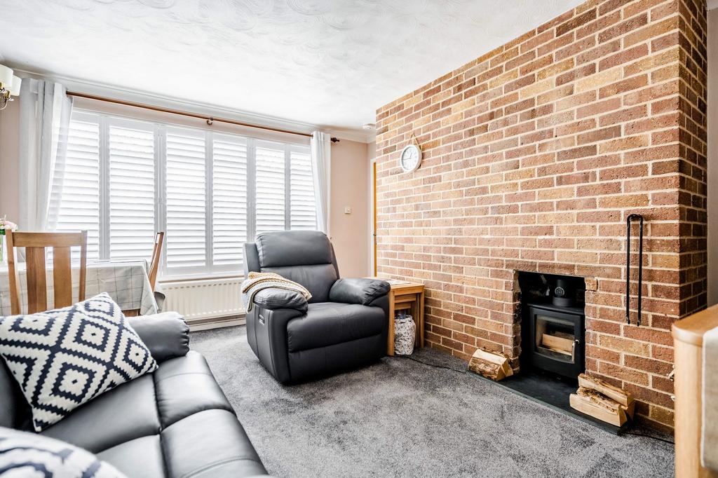 Pinewood Avenue, Lowestoft 3 bed semidetached house for sale £240,000