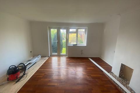3 bedroom flat to rent, Jeremys Green, London N18