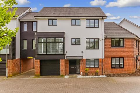 15 Beadsman Crescent, Leybourne, West Malling, ME19 5FG