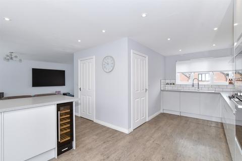 15 Beadsman Crescent, Leybourne, West Malling, ME19 5FG