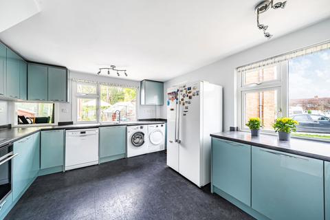 46 Connaught Crescent, Brookwood, Woking, GU24 0AW