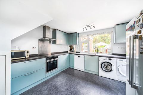 46 Connaught Crescent, Brookwood, Woking, GU24 0AW