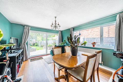 46 Connaught Crescent, Brookwood, Woking, GU24 0AW