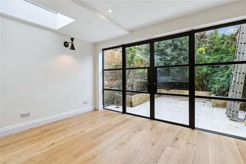 3 bedroom end of terrace house to rent, Martindale Road, London, SW12
