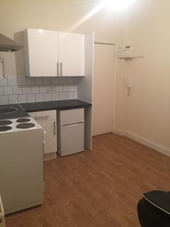 2 bedroom flat to rent, Russell Gardens, London W14