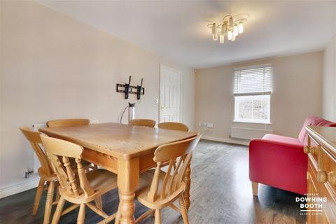 4 Thropp Close, Lichfield, WS13 8FP