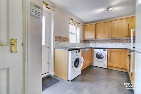 4 Thropp Close, Lichfield, WS13 8FP