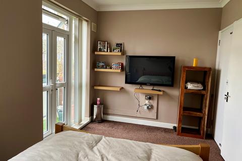 1 bedroom in a flat share to rent, Malmesbury Road,  London, E3