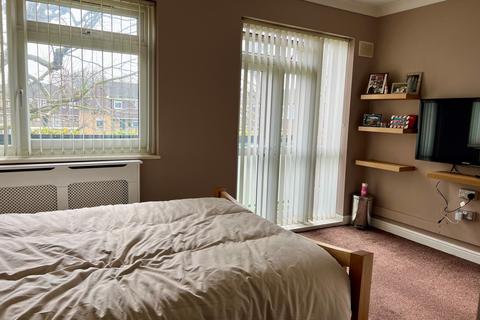 1 bedroom in a flat share to rent, Malmesbury Road,  London, E3