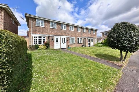 2 bedroom end of terrace house to rent, Ambassador Close, Mudeford, Dorset. BH23 4DH