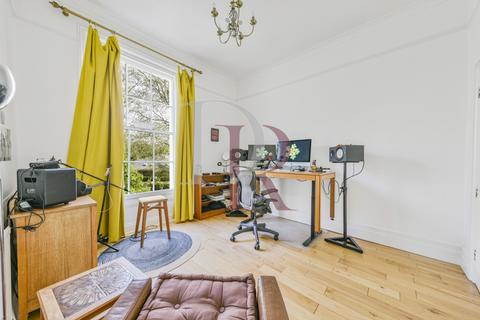 8c Highbury Crescent, London, N5 1RN