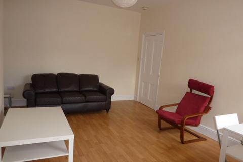 3 bedroom flat to rent, Bolingbroke Street, Heaton
