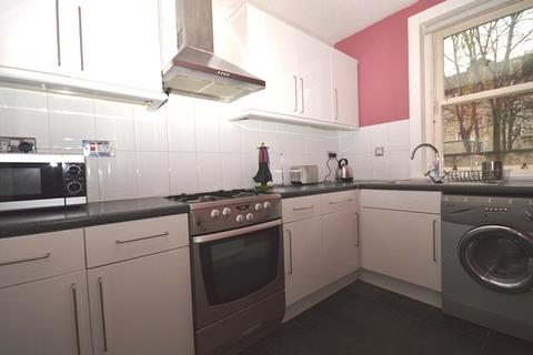 2 bedroom flat to rent, 1534L – Simon Square, Edinburgh, EH8 9HP