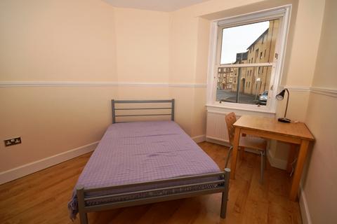 2 bedroom flat to rent, 1534L – Simon Square, Edinburgh, EH8 9HP