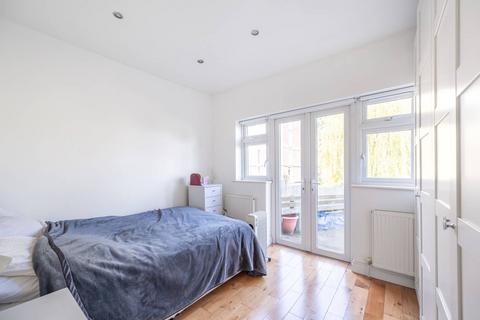 3 bedroom flat to rent, Gordon Road, West Finchley, London, N3