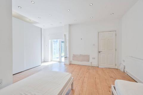 3 bedroom flat to rent, Roehampton Vale, Roehampton, London, SW15