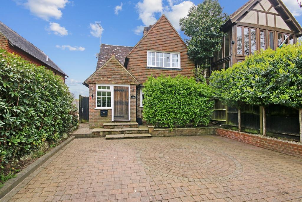 Sandy Lane, Crawley Down, RH10 3 bed detached house - £600,000