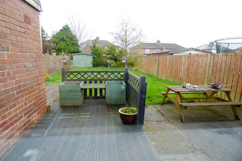 2 bedroom semi-detached house to rent, Featherstone Grove, Jarrow