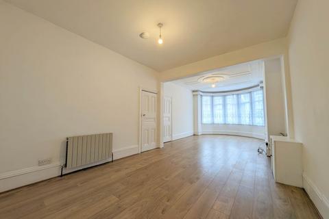 3 bedroom terraced house to rent, Berkshire Gardens, Bowes Park