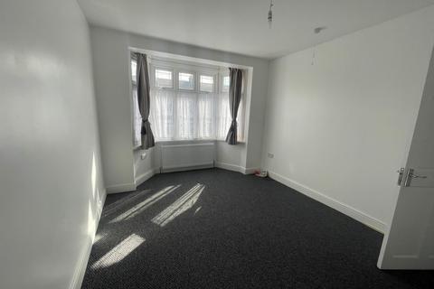 3 bedroom terraced house to rent, Thornton Road, IG1