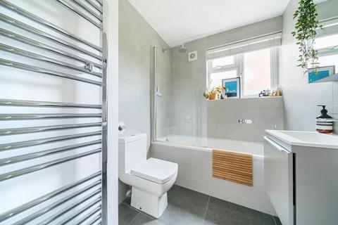 2, Walmers Court Cranes Park, Surbiton, KT5 8AQ