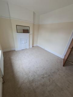 2 bedroom flat to rent, Cooden Sea Road, Bexhill-on-Sea TN39