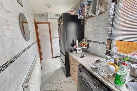 2 bedroom semi-detached house for sale, Cromwell Avenue, Blaydon, Blaydon-on-Tyne, Tyne and wear, NE21 4RG
