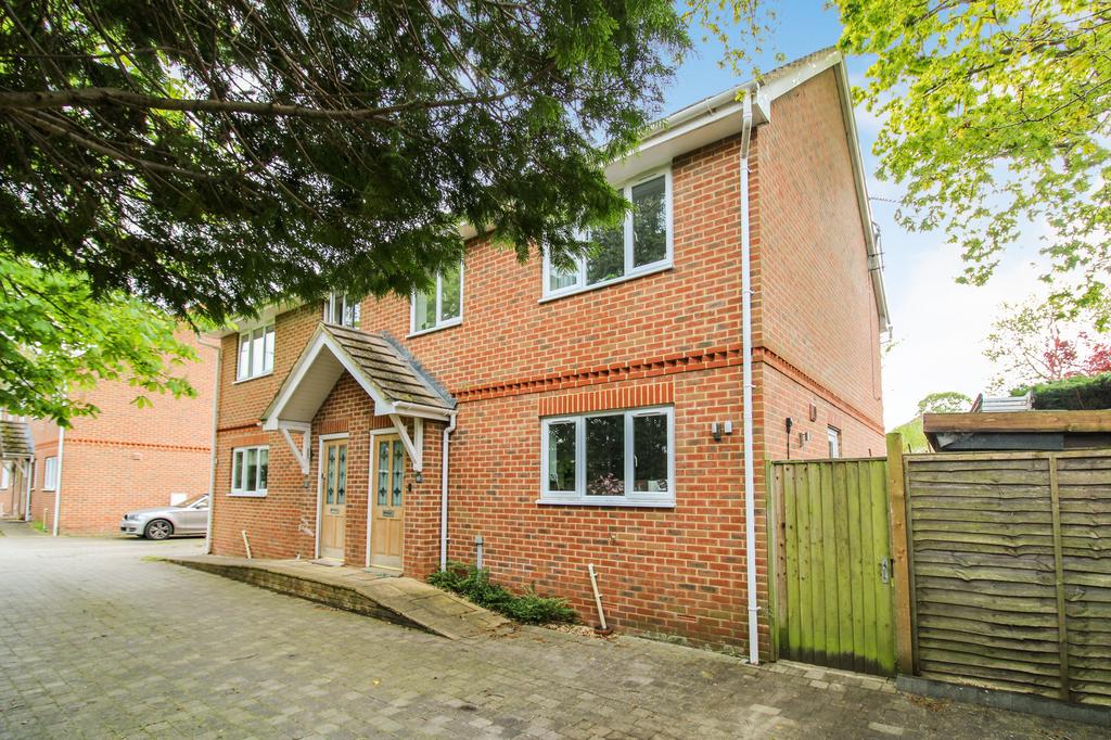 Blenheim Court, Farnborough, GU14 3 bed semidetached house for sale