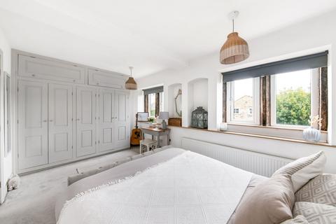 15 Chapelgate, Scholes, Holmfirth, HD9 1SX