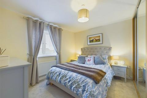 2 bedroom flat for sale, Pondtail Walk, Horsham RH12