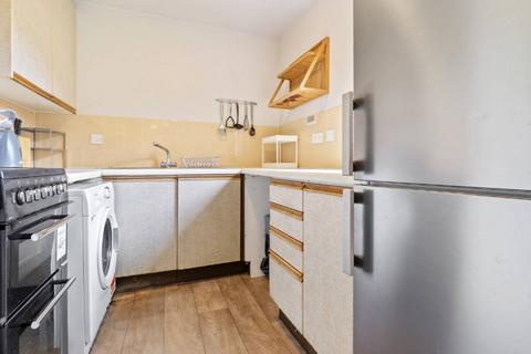 2 bedroom flat to rent, South End green NW3