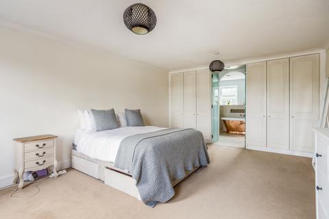 5 bedroom detached house to rent, Summerswood Close, Kenley, Surrey, CR8