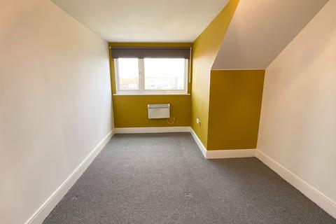 2 bedroom flat to rent, Oak Road South, Benfleet SS7