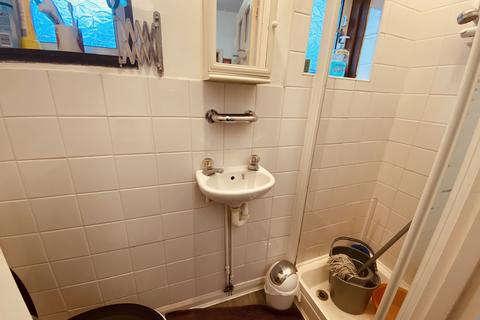 1 bedroom in a house share to rent, Maidstone Road, London N11