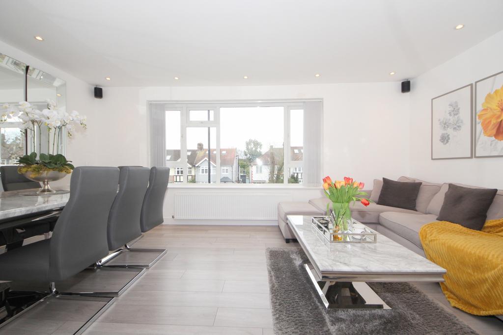Stunning spacious 2 bed apartment close to Southg
