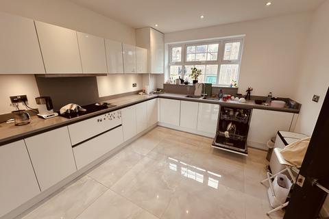 4 bedroom detached house to rent, Winterview Close, London N12