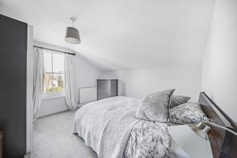 2 bedroom flat for sale, Broomwood Road, Battersea