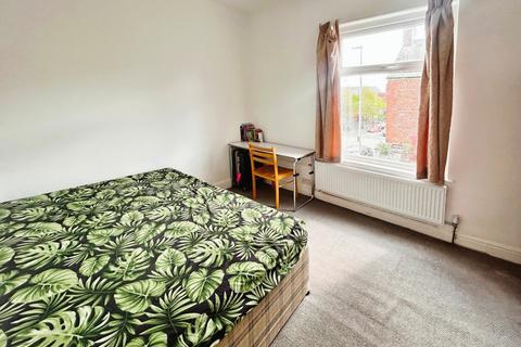 2 bedroom end of terrace house to rent, Newport Street, Manchester, M14